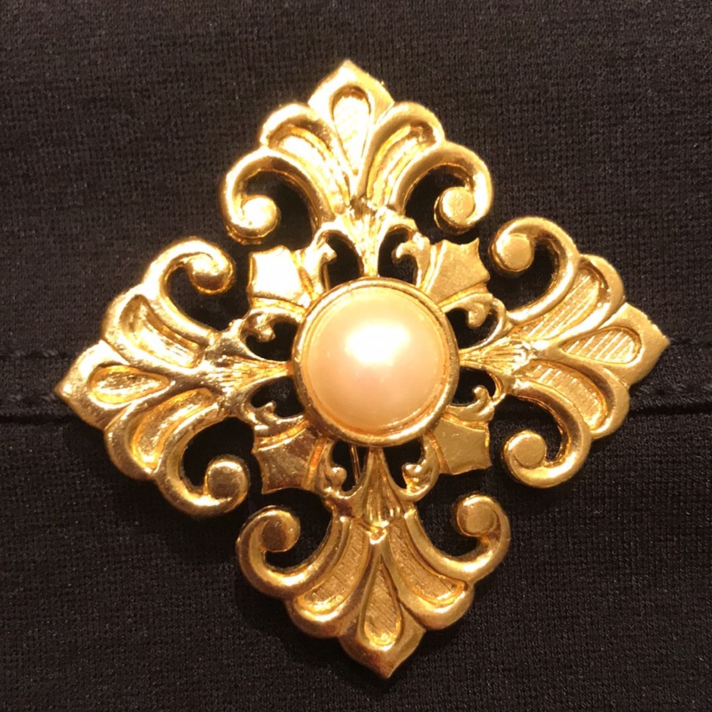Gold tone pin with faux pearl